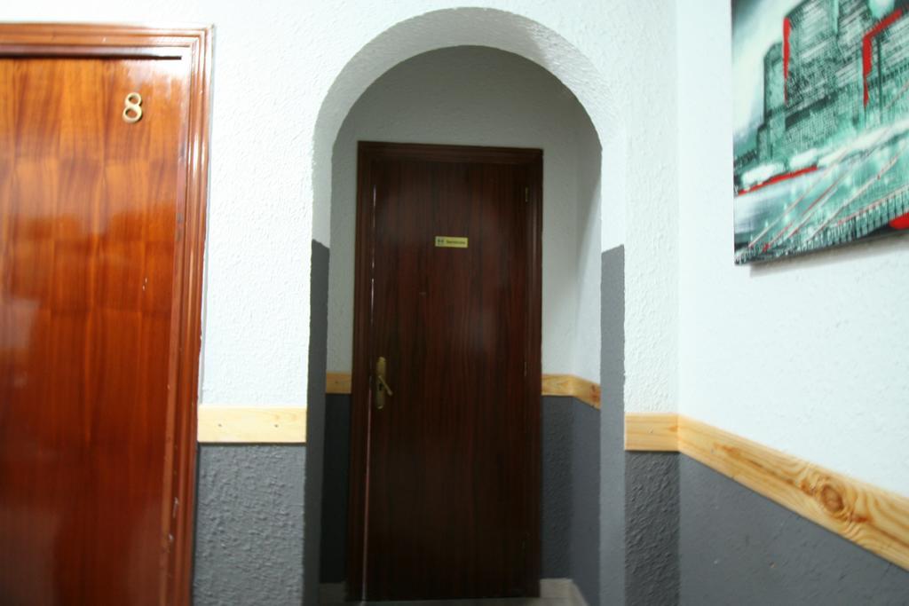 Hostal Restaurante Avenida De Madrid Terrassa Exterior photo