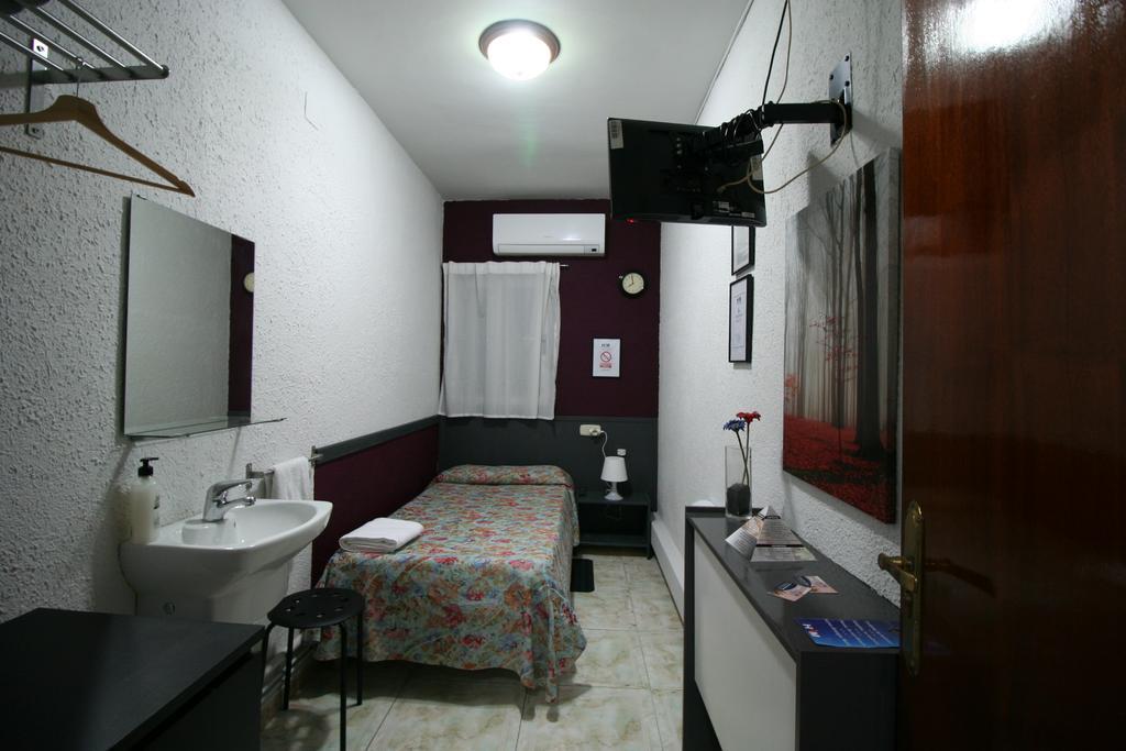 Hostal Restaurante Avenida De Madrid Terrassa Room photo