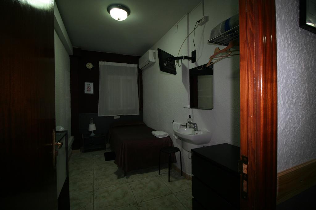 Hostal Restaurante Avenida De Madrid Terrassa Room photo